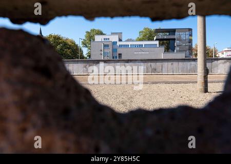 Die Gedenkstätte Berliner Mauer entlang der Bernauer Straße a Berlino. / Il Memoriale del muro di Berlino lungo via Bernauer a Berlino. Fotografia istantanea/K.M.Krause *** il Memoriale del muro di Berlino lungo via Bernauer a Berlino il Memoriale del muro di Berlino lungo via Bernauer a Berlino fotografia istantanea K M Krause Foto Stock