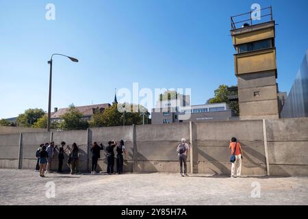 Die Gedenkstätte Berliner Mauer entlang der Bernauer Straße a Berlino. / Il Memoriale del muro di Berlino lungo via Bernauer a Berlino. Fotografia istantanea/K.M.Krause *** il Memoriale del muro di Berlino lungo via Bernauer a Berlino il Memoriale del muro di Berlino lungo via Bernauer a Berlino fotografia istantanea K M Krause Foto Stock