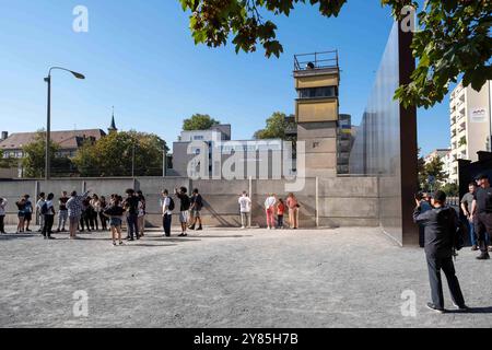 Die Gedenkstätte Berliner Mauer entlang der Bernauer Straße a Berlino. / Il Memoriale del muro di Berlino lungo via Bernauer a Berlino. Fotografia istantanea/K.M.Krause *** il Memoriale del muro di Berlino lungo via Bernauer a Berlino il Memoriale del muro di Berlino lungo via Bernauer a Berlino fotografia istantanea K M Krause Foto Stock