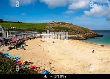 Splendida spiaggia sabbiosa di Porthgwidden con una fila di chalet in una giornata di sole a settembre, St. Ives, Cornovaglia, Inghilterra, Regno Unito Foto Stock