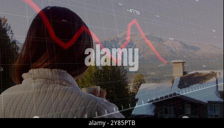 Immagine dei grafici che elaborano i dati su una donna caucasica che beve caffè sulle montagne Foto Stock