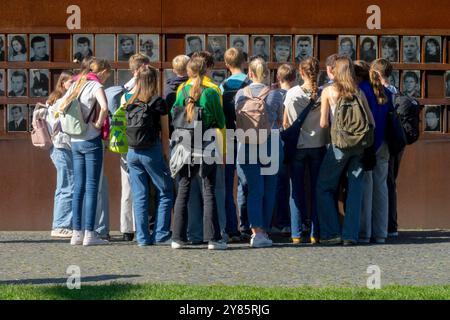 Di fronte alle vittime, Berlin Wall Memorial - Gedenkstätte Berliner Mauer giovani turisti turisti turisti turisti visitatori Teenagers School Group Foto Stock