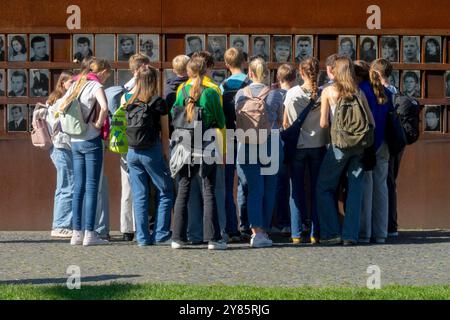 Di fronte alle vittime, il memoriale del muro di Berlino - Gedenkstätte Berliner Mauer giovani turisti turisti turisti turisti visitatori del gruppo scolastico adolescenti Foto Stock