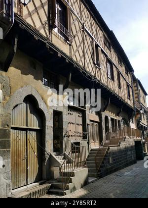 Città del Montferrand, facciata di una casa in legno nel quartiere medievale, dipartimento del Puy de Dome, Alvernia Rodano Alpes, Francia, Europa Foto Stock