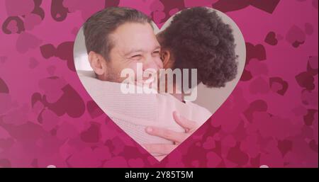 Immagine di cuori su coppie diverse che abbracciano Foto Stock