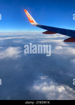 L'ala di un aereo Easyjet Airbus 320 che vola sopra le nuvole. Foto Stock