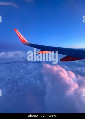 L'ala di un aereo Easyjet Airbus 320 che vola sopra le nuvole. Foto Stock