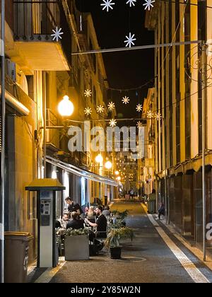 Cena all'aperto in una stretta strada laterale a Funchal, Madeira. Foto Stock