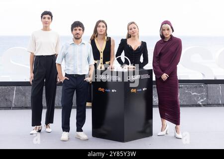 Donostia San Sebastian, Spagna. 25 settembre 2024. Isabel Peña, Pedro Martín Calero, Mathilde Ollivier, Ester Expósito e Malena Villa partecipano al Photocall "El Llanto" durante il 72° Festival Internazionale del Cinema di San Sebastian al Palazzo Kursaal di Donostia-San Sebastian. Credito: SOPA Images Limited/Alamy Live News Foto Stock
