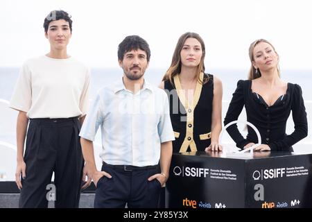 Donostia San Sebastian, Spagna. 25 settembre 2024. Isabel Peña, Pedro Martín Calero, Mathilde Ollivier ed Ester Expósito partecipano alla Photocall "El Llanto" durante il 72° Festival Internazionale del Cinema di San Sebastian al Palazzo Kursaal di Donostia-San Sebastian. Credito: SOPA Images Limited/Alamy Live News Foto Stock