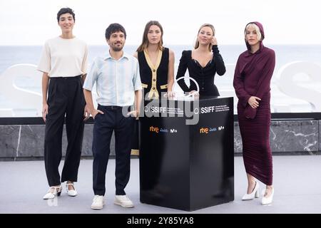 Donostia San Sebastian, Spagna. 25 settembre 2024. Isabel Peña, Pedro Martín Calero, Mathilde Ollivier, Ester Expósito e Malena Villa partecipano al Photocall "El Llanto" durante il 72° Festival Internazionale del Cinema di San Sebastian al Palazzo Kursaal di Donostia-San Sebastian. Credito: SOPA Images Limited/Alamy Live News Foto Stock