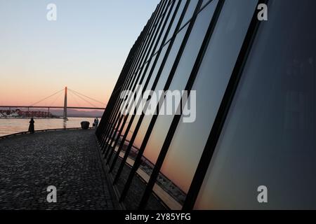 Il Norwegian Petroleum Museum e il ponte strallato Bybrua, Stavanger, Norvegia. Foto Stock