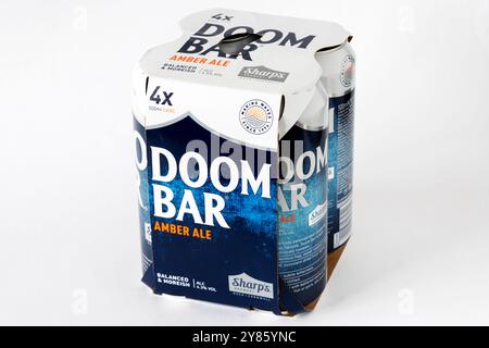 Una confezione da 4 barattoli di birra color ambra Sharps Doom Bar. Foto Stock