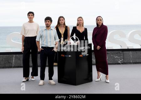 Donostia San Sebastian, Spagna. 25 settembre 2024. Isabel Peña, Pedro Martín Calero, Mathilde Ollivier, Ester Expósito e Malena Villa partecipano al Photocall "El Llanto" durante il 72° Festival Internazionale del Cinema di San Sebastian al Palazzo Kursaal di Donostia-San Sebastian. (Foto di Nacho Lopez/SOPA Images/Sipa USA) credito: SIPA USA/Alamy Live News Foto Stock