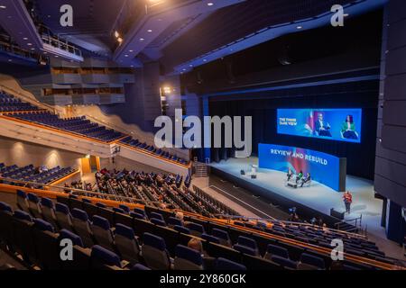 Sebastian Payne , direttore del think tank , conduce una discussione sul palco principale con Lord Stephen Parkinson, (barone Parkinson di Whitley Bay) ed Emma Revell , Direttore affari esterni al CPS, alla Conferenza dei Conservatori 2024. La Conferenza si è svolta da domenica 29 settembre 2024 a mercoledì 2 ottobre 2024. Conferenza conservatrice Birmingham UK foto: Garyroberts/worldwidefeatures.com Foto Stock