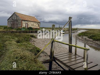 Thornham Old Harbour, comprese le dune Holme Dunes e l'Old Coal Barn, Thornham, North Norfolk, Norfolk, Inghilterra, REGNO UNITO Foto Stock