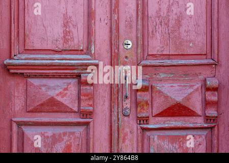 Vecchia porta tradizionale in legno verniciato con maniglia. Antico primo piano della porta d'ingresso chiusa in legno. Foto verticale. Foto Stock