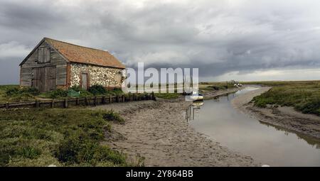 Thornham Old Harbour, comprese le dune Holme Dunes e l'Old Coal Barn, Thornham, North Norfolk, Norfolk, Inghilterra, REGNO UNITO Foto Stock