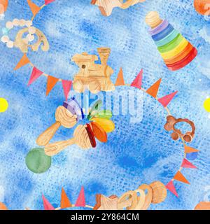 Motivo senza cuciture con giocattoli in legno: Una piramide, una pecora, un elefante, un sonaglino, un treno a vapore su uno sfondo acquerello di colore blu. Perfetto per scra Foto Stock