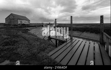 Thornham Old Harbour, comprese le dune Holme Dunes e l'Old Coal Barn, Thornham, North Norfolk, Norfolk, Inghilterra, REGNO UNITO Foto Stock