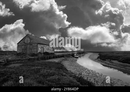 Thornham Old Harbour, comprese le dune Holme Dunes e l'Old Coal Barn, Thornham, North Norfolk, Norfolk, Inghilterra, REGNO UNITO Foto Stock