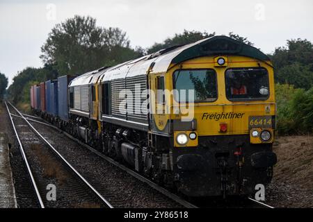 Treno merci sulla diramazione dal porto di Felixstowe a Ipswich Foto Stock