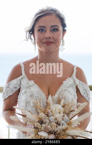 Donna in abito da sposa pronta ad andare al suo matrimonio dopo una sessione di trucco e parrucchiere a casa, Spagna Foto Stock