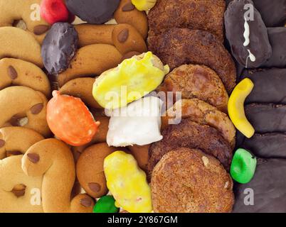 Deliziosi biscotti natalizi sono disposti su un tavolo, creando un'immagine delle festività natalizie Foto Stock