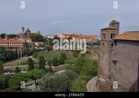 Italien, Viterbo, 08.09.2024 Viterbo ist eine Stadt in Mittelitalien. SIE ist Sitz der Verwaltung der Provinz Viterbo in der Region Latium sowie Sitz eines roemisch-katholischen Bistums und der Universitaet Tuscia. Foto: Blick von der Terrasse des Palazzo dei Priori mit der Kirche Chiesa della Santissima Trinita im Hintergrund Stadt Viterbo *** Italia, Viterbo, 08 09 2024 Viterbo è una città del centro Italia sede dell'amministrazione della provincia di Viterbo nel Lazio, nonché sede di una diocesi cattolica romana e dell'Università della Tuscia foto Vista dalla terrazza del Foto Stock