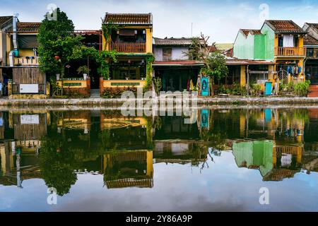 Vista dell'architettura tradizionale vietnamita di Hoi An Old Twon durante la stagione dei monsoni con canale d'acqua nell'area residenziale Foto Stock