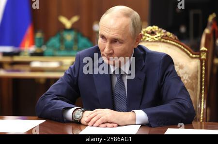 Mosca, Russia. 2 ottobre 2024. Il presidente russo Vladimir Putin, ascolta durante un incontro faccia a faccia con l'eroe della DPR Artyom Zhoga, al Cremlino, 2 ottobre 2024, a Mosca, in Russia. Putin ha nominato l'inviato plenipotenziario presidenziale di Zhoga nel distretto federale degli Urali per ordine esecutivo. Crediti: Mikhail Metzel/piscina del Cremlino/Alamy Live News Foto Stock