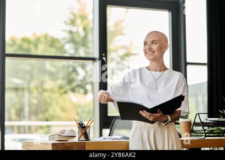 Una giovane donna sicura di sé con una testa calva sorride mentre organizza la sua cartella in un ufficio. Foto Stock