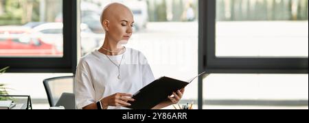 Una giovane donna calva vestita elegantemente studia un documento, nel profondo del pensiero, in un ufficio elegante. Foto Stock