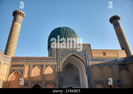 Splendida cupola blu e torreggiante minareto del Mausoleo di Gur-e-Amir, il luogo di sepoltura del conquistatore Timur (Tamerlano), situato a Samarcanda, Uzbeki Foto Stock