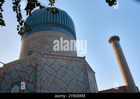 Splendida cupola blu e torreggiante minareto del Mausoleo di Gur-e-Amir, il luogo di sepoltura del conquistatore Timur (Tamerlano), situato a Samarcanda, Uzbeki Foto Stock