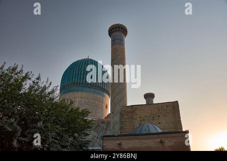 Splendida cupola blu e torreggiante minareto del Mausoleo di Gur-e-Amir, il luogo di sepoltura del conquistatore Timur (Tamerlano), situato a Samarcanda, Uzbeki Foto Stock