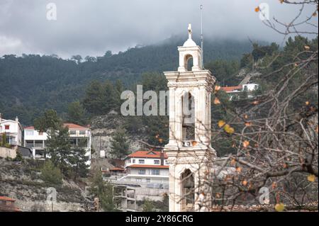 Il campanile della chiesa sorge sopra un villaggio di montagna di Troodos a Kyperounta a Cipro. Distretto di Limassol Foto Stock