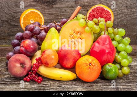 Obstteller mit verschiedenen Obstsorten Eine Obstplatte oder Obstteller mit vielen verschiedenen und gesunden Obstsorten *** piatto di frutta con differiscono Foto Stock