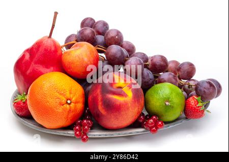 Obstteller mit verschiedenen Obstsorten Eine Obstplatte oder Obstteller mit vielen verschiedenen und gesunden Obstsorten auf weißem Hintergrund *** FR Foto Stock