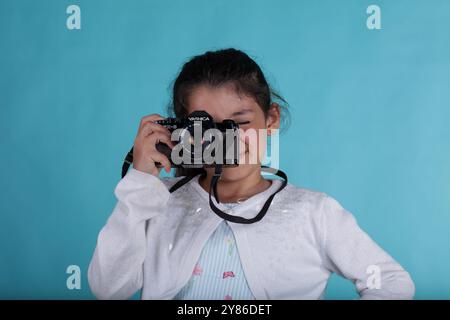 Gaziantep, Turchia. 8 maggio 2022. I bambini siriani tengono vecchie attrezzature fotografiche in uno studio fotografico a Gaziantep. Le famiglie dei bambini sono fuggite dal conflitto in Siria e si sono rifugiate nel sud della Turchia Foto Stock