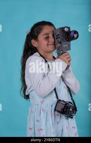 Gaziantep, Turchia. 8 maggio 2022. I bambini siriani tengono vecchie attrezzature fotografiche in uno studio fotografico a Gaziantep. Le famiglie dei bambini sono fuggite dal conflitto in Siria e si sono rifugiate nel sud della Turchia Foto Stock