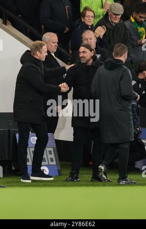 Johannes Hoff Thorup, responsabile della città di Norwich, stringe la mano al manager di Leeds Daniel Farke - Norwich City contro Leeds United, Sky Bet Championship, Carrow Road, Norwich, Regno Unito - 1 ottobre 2024 solo uso editoriale - si applicano restrizioni DataCo Foto Stock