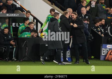 Johannes Hoff Thorup, responsabile della città di Norwich, stringe la mano al manager di Leeds Daniel Farke - Norwich City contro Leeds United, Sky Bet Championship, Carrow Road, Norwich, Regno Unito - 1 ottobre 2024 solo uso editoriale - si applicano restrizioni DataCo Foto Stock