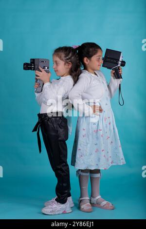 Gaziantep, Turchia. 8 maggio 2022. I bambini siriani tengono vecchie attrezzature fotografiche in uno studio fotografico a Gaziantep. Le famiglie dei bambini sono fuggite dal conflitto in Siria e si sono rifugiate nel sud della Turchia Foto Stock