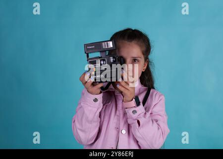 Gaziantep, Turchia. 8 maggio 2022. I bambini siriani tengono vecchie attrezzature fotografiche in uno studio fotografico a Gaziantep. Le famiglie dei bambini sono fuggite dal conflitto in Siria e si sono rifugiate nel sud della Turchia Foto Stock