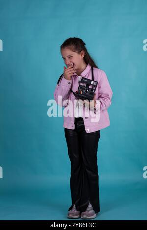 Gaziantep, Turchia. 8 maggio 2022. I bambini siriani tengono vecchie attrezzature fotografiche in uno studio fotografico a Gaziantep. Le famiglie dei bambini sono fuggite dal conflitto in Siria e si sono rifugiate nel sud della Turchia Foto Stock