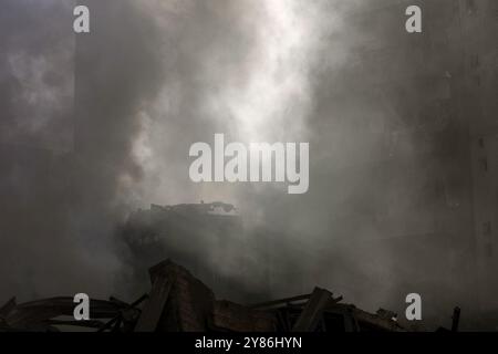 Beirut, Libano. 3 ottobre 2024. Il fumo fuoriesce dal sito di un attacco aereo israeliano. Credito: Stringer/dpa/Alamy Live News Foto Stock