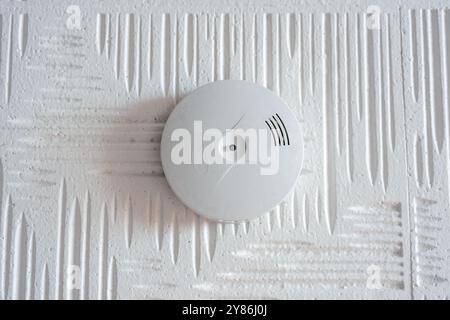 Rilevatore di fumo con dispositivo antincendio montato a soffitto bianco Foto Stock
