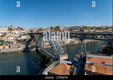 Porto, Portogallo - 13 settembre 2024: L'iconico ponte Dom Luis i attraversa il fiume Douro, unendo Porto e Vila Nova de Gaia. Foto Stock