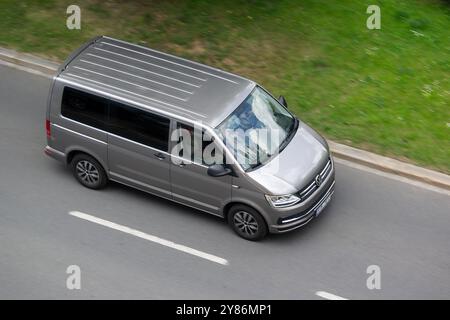 OSTRAVA, CECHIA - 28 MAGGIO 2024: Furgone Silver Volkswagen Transporter T6 con effetto motion blur Foto Stock